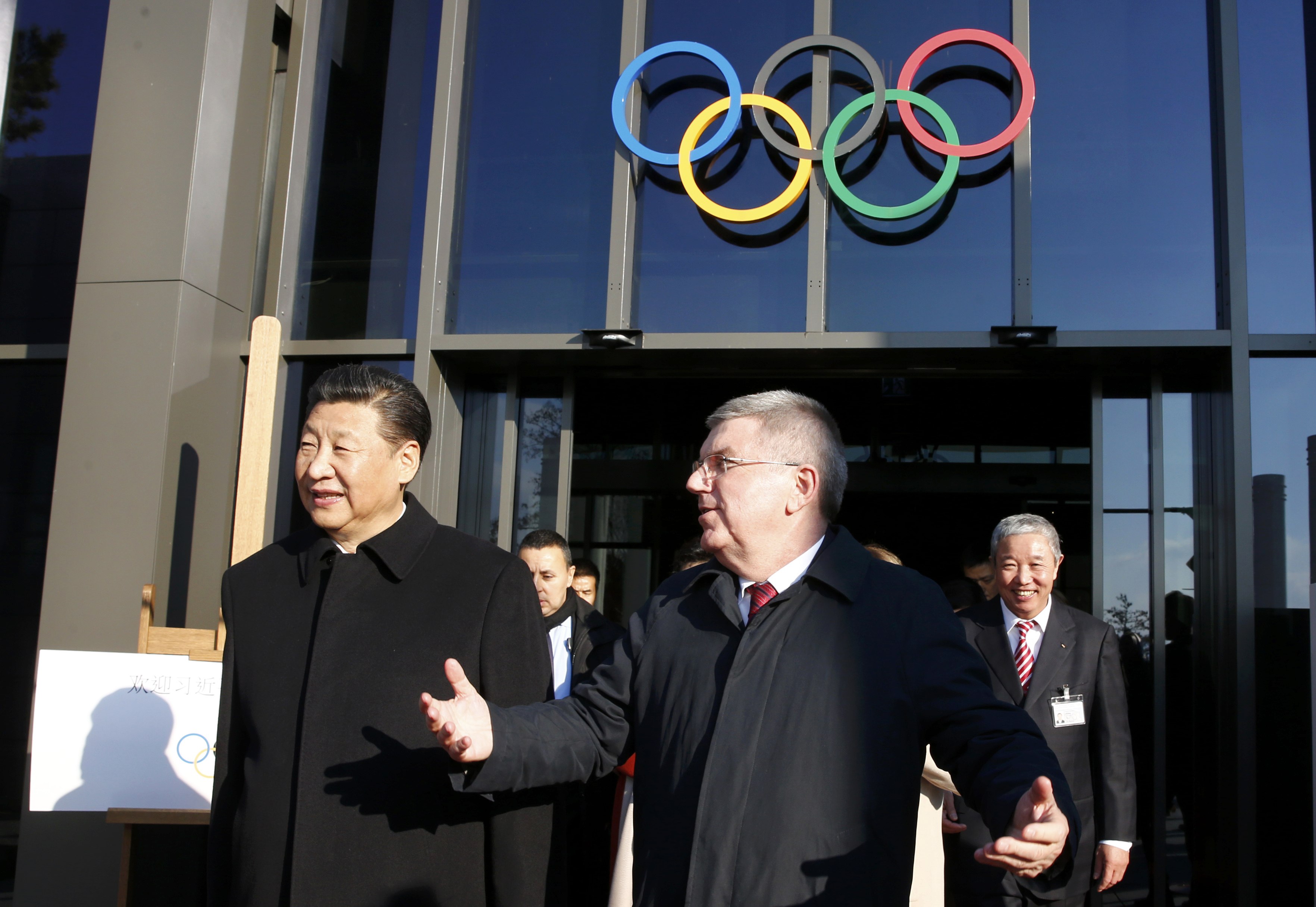 الرئيس الصيني ورئيس اللجنة الأولمبية الدولية أمام مقر المتحف الأوليمبى فى سويسرا