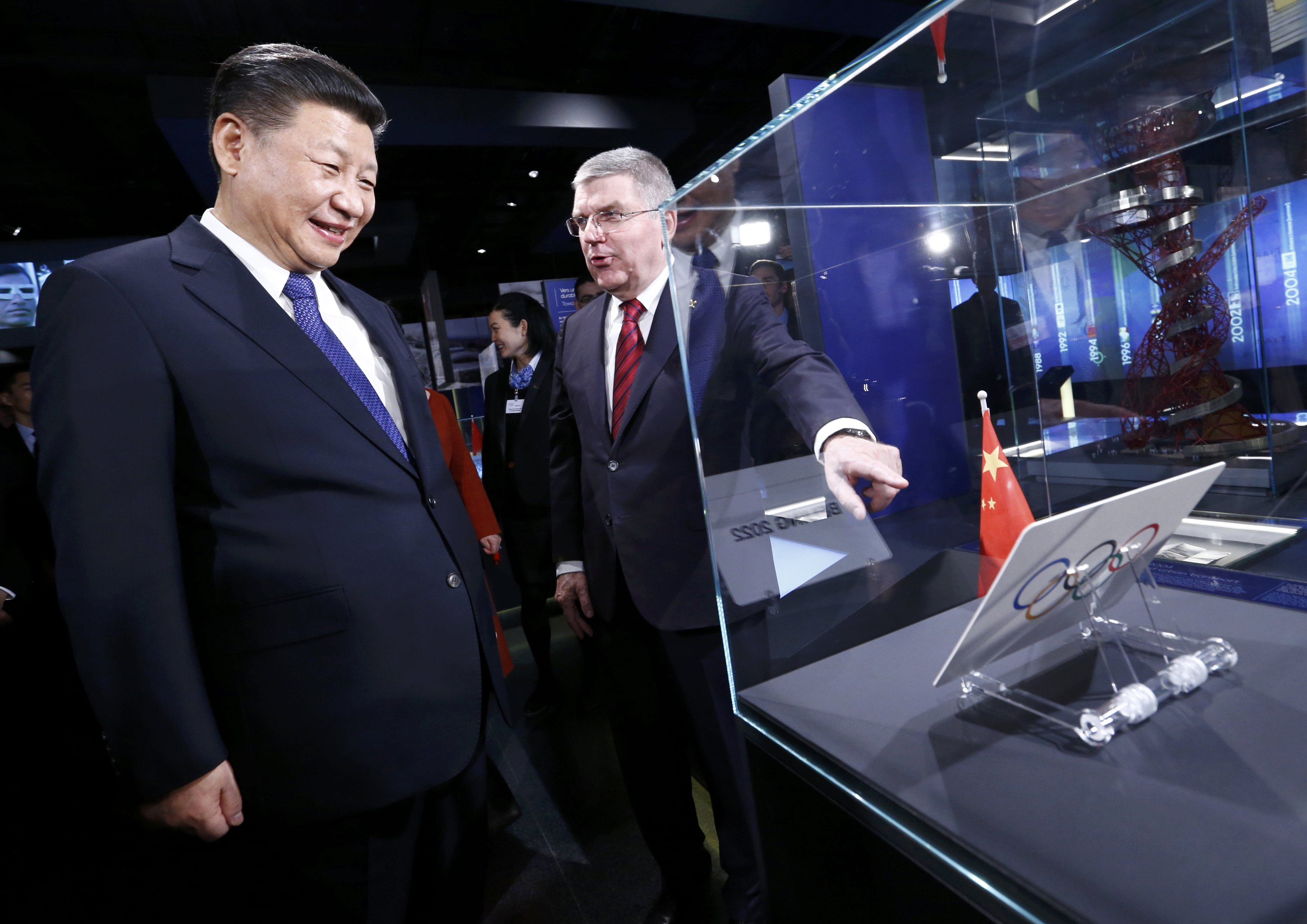 الرئيس الصيني ورئيس اللجنة الأولمبية الدولية ينظران إلى الورقة الأصلية للإعلان عن بكين 2020