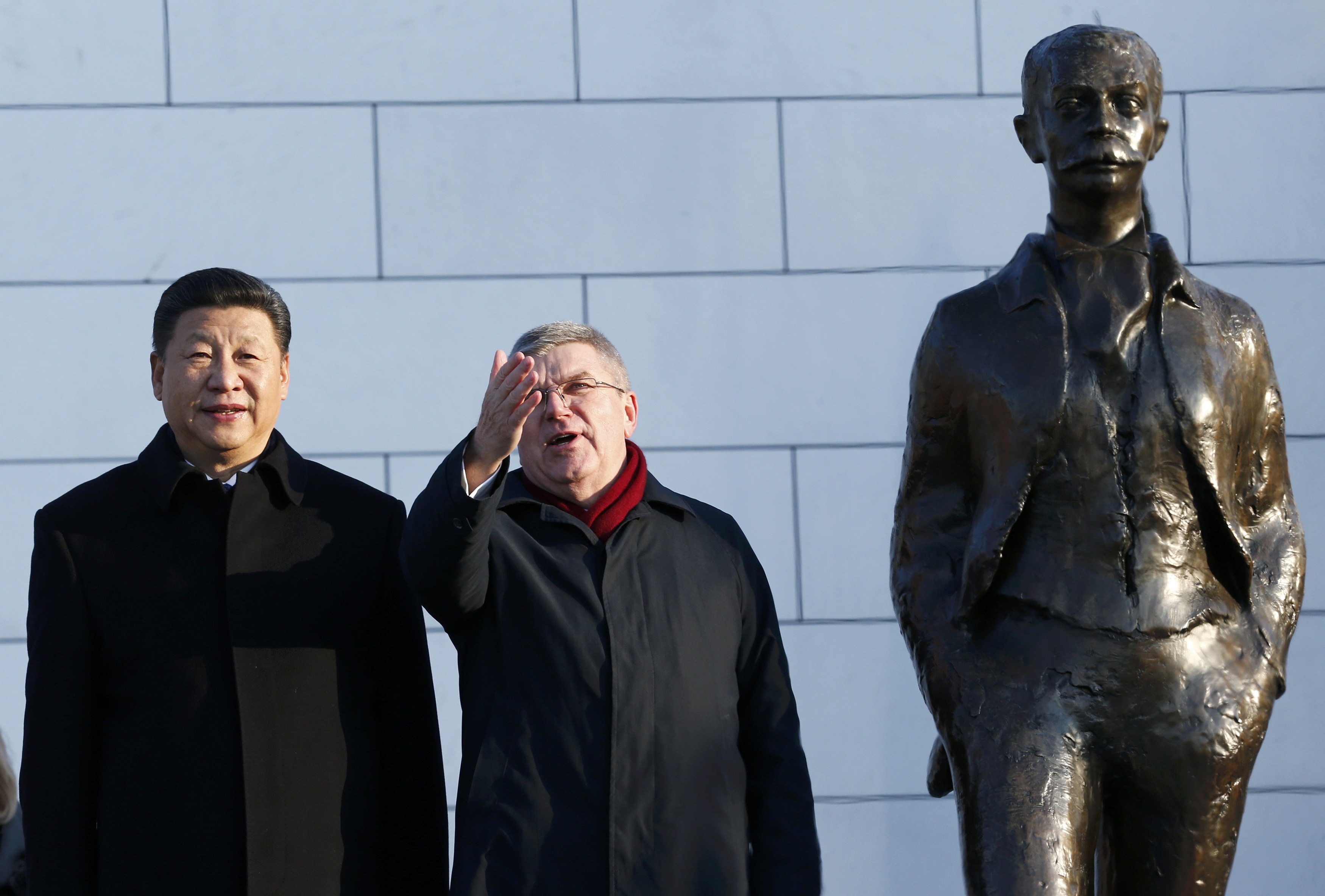 الرئيس الصينى ورئيس اللجنة الأولمبية الدولية بجوار تمثال البارون بيير دي كوبرتان فى المتحف الأوليمبى