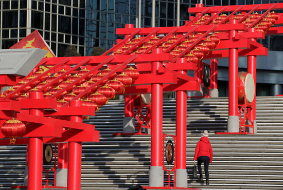 العمال يعلقون الزينة استعدادًا لاحتفالات رأس السنة الصينية الجديدة