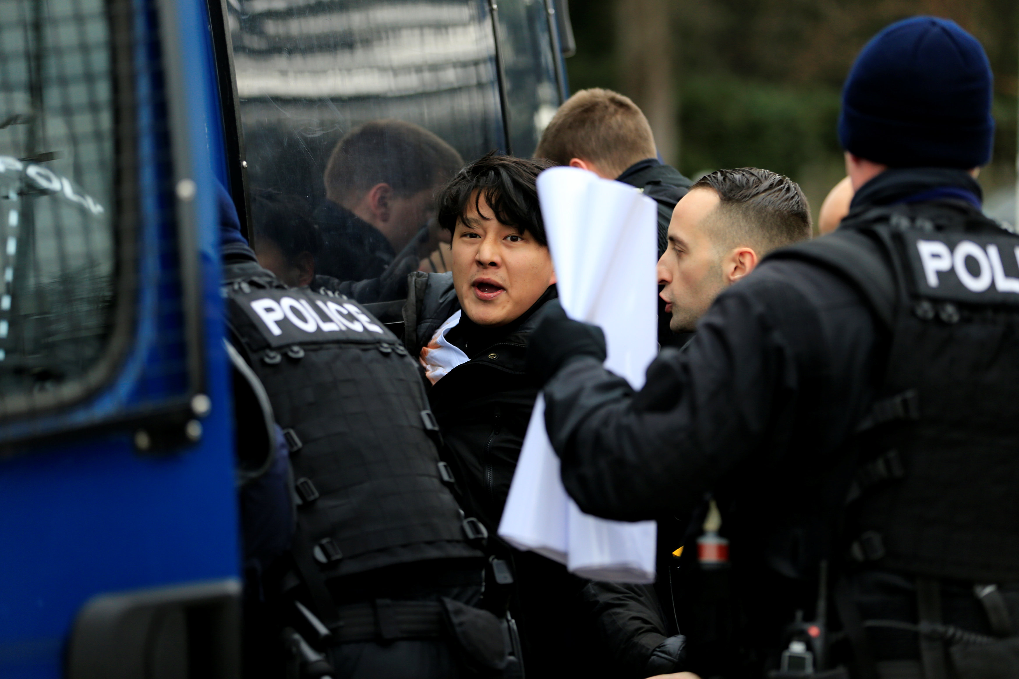 الشرطة السويسرية تدخل متظاهر صينى إلى المصفحة
