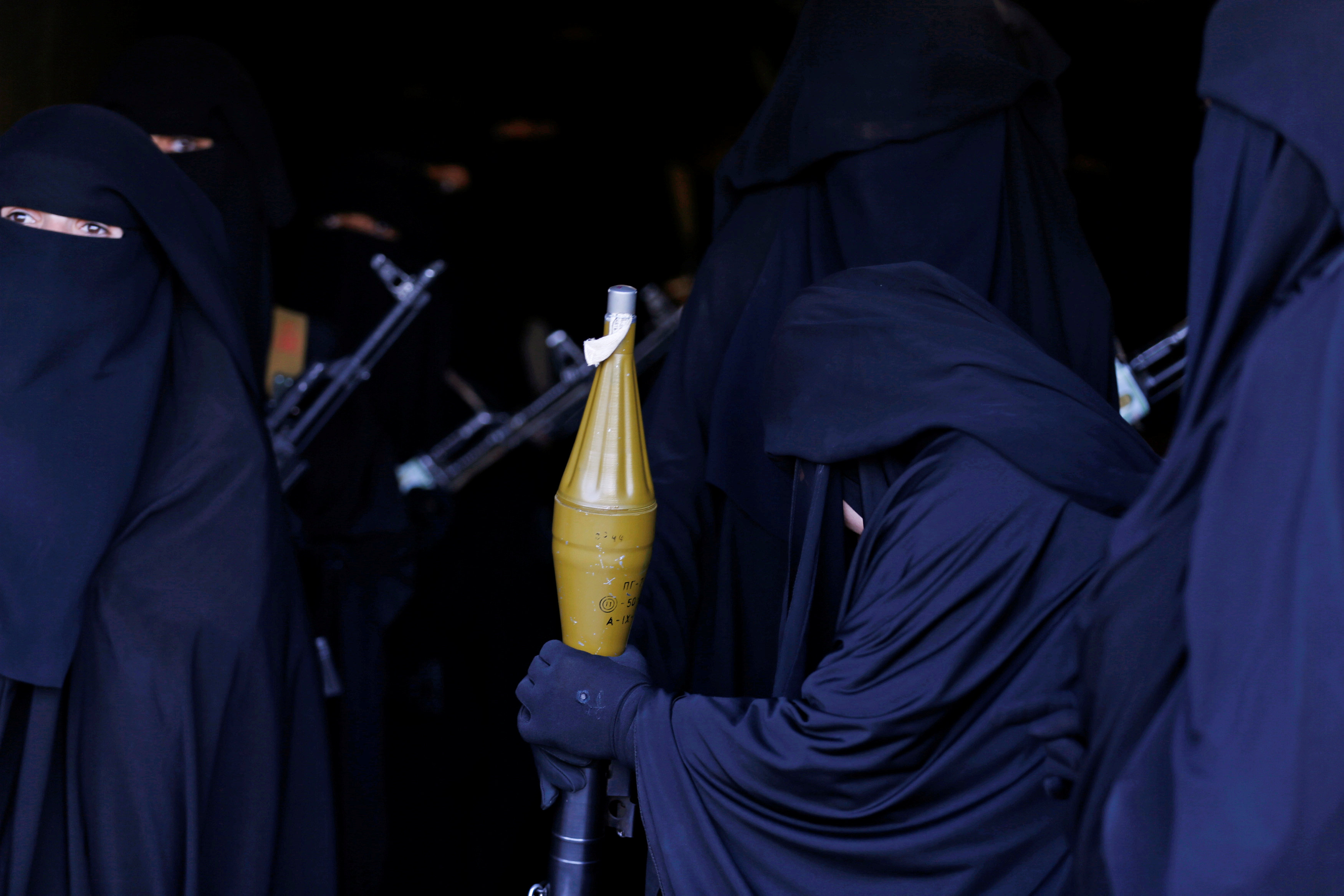 نساء جماعة الحوثي يحملن الأسلحة 