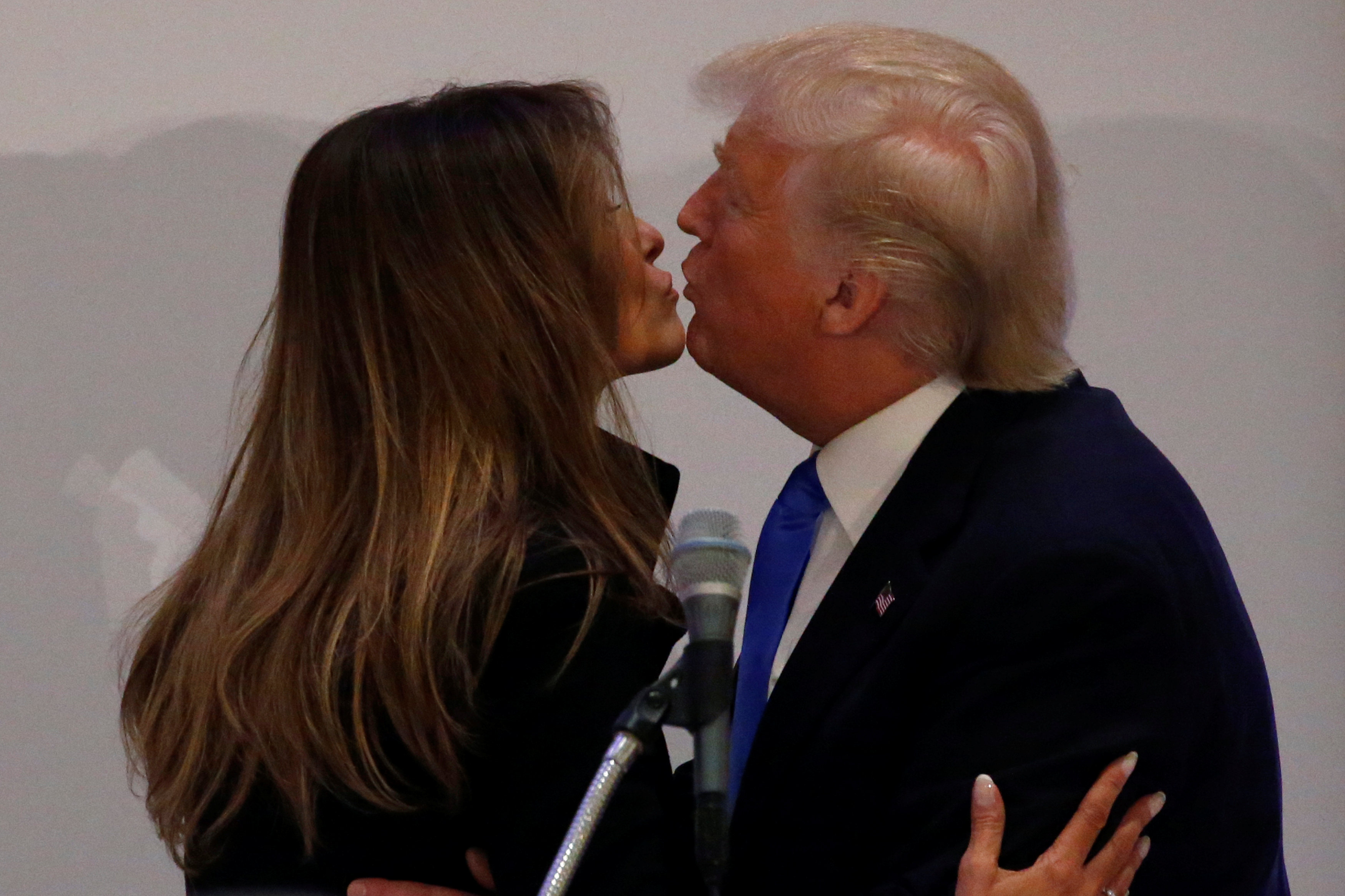 ترامب يقبل زوجته