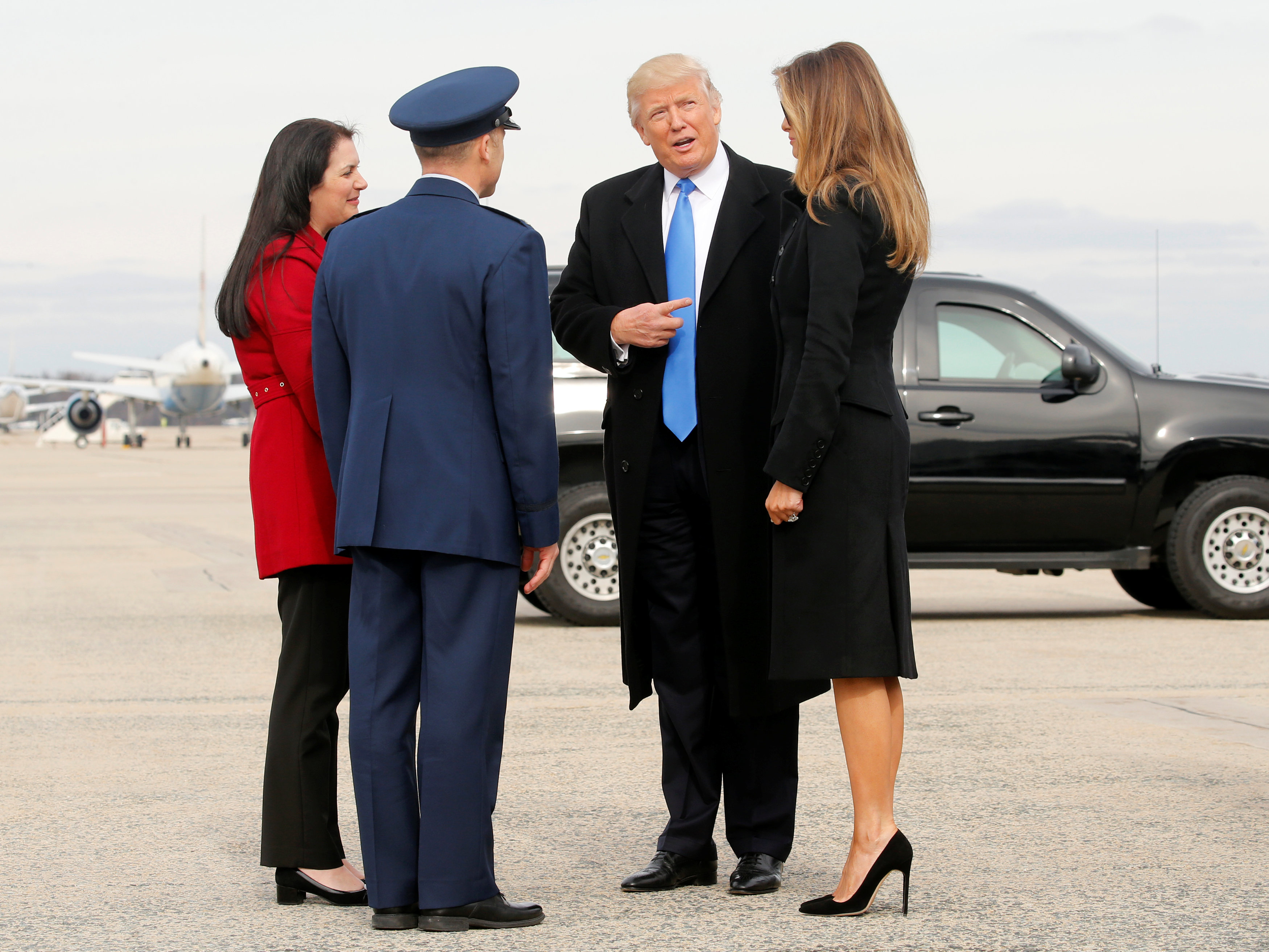 ترامب وزوجته فى قاعدة اندروز بواشنطن
