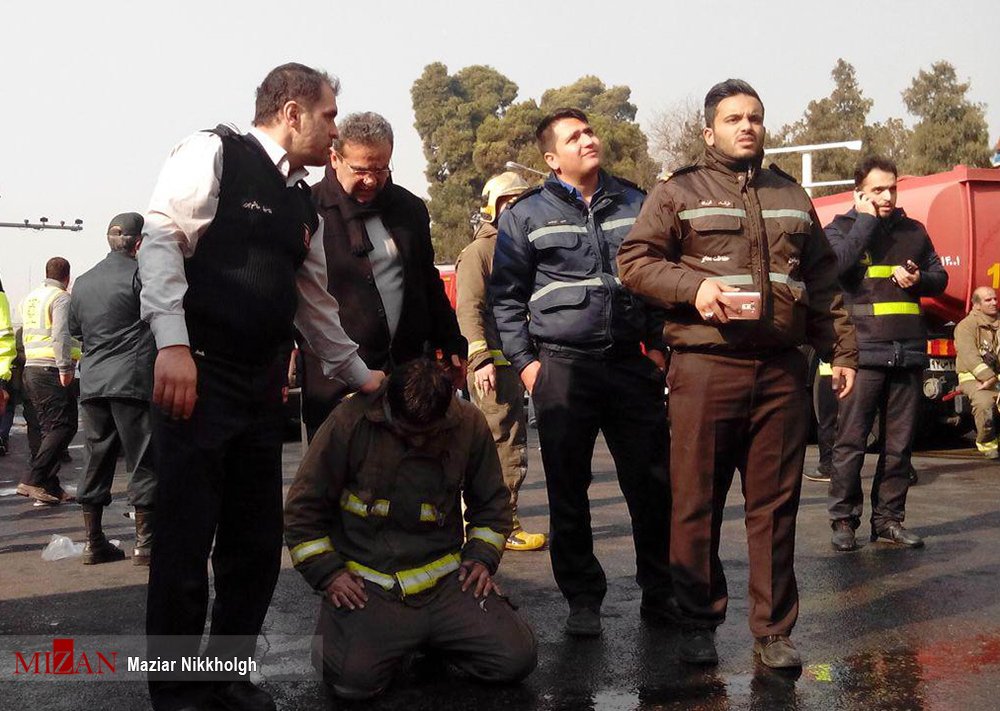 صدمة رجال الاطفاء بعد انهيار المبنى على زملائهم