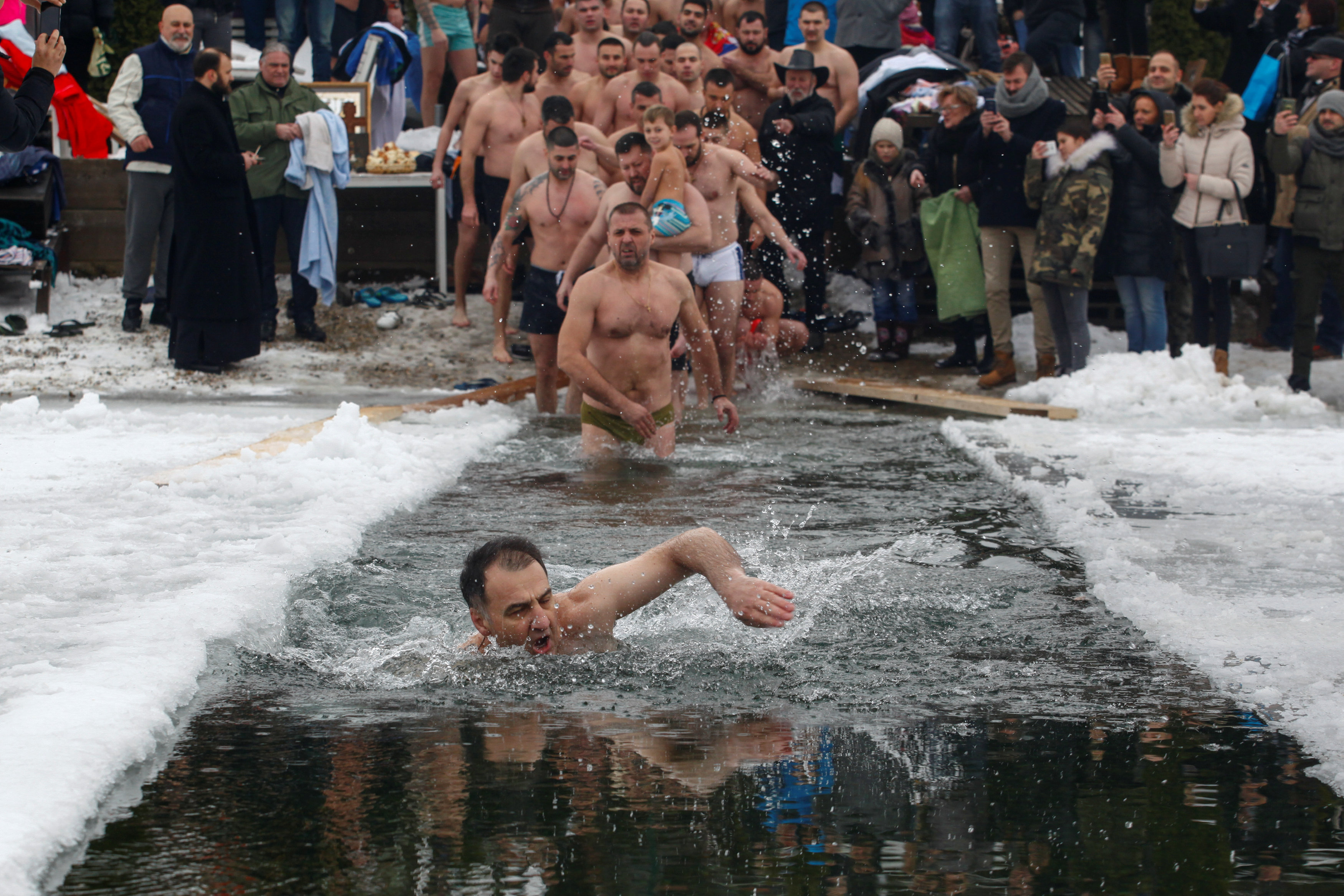 عيد الغطاس فى صربيا والسباحة وسط الجليد