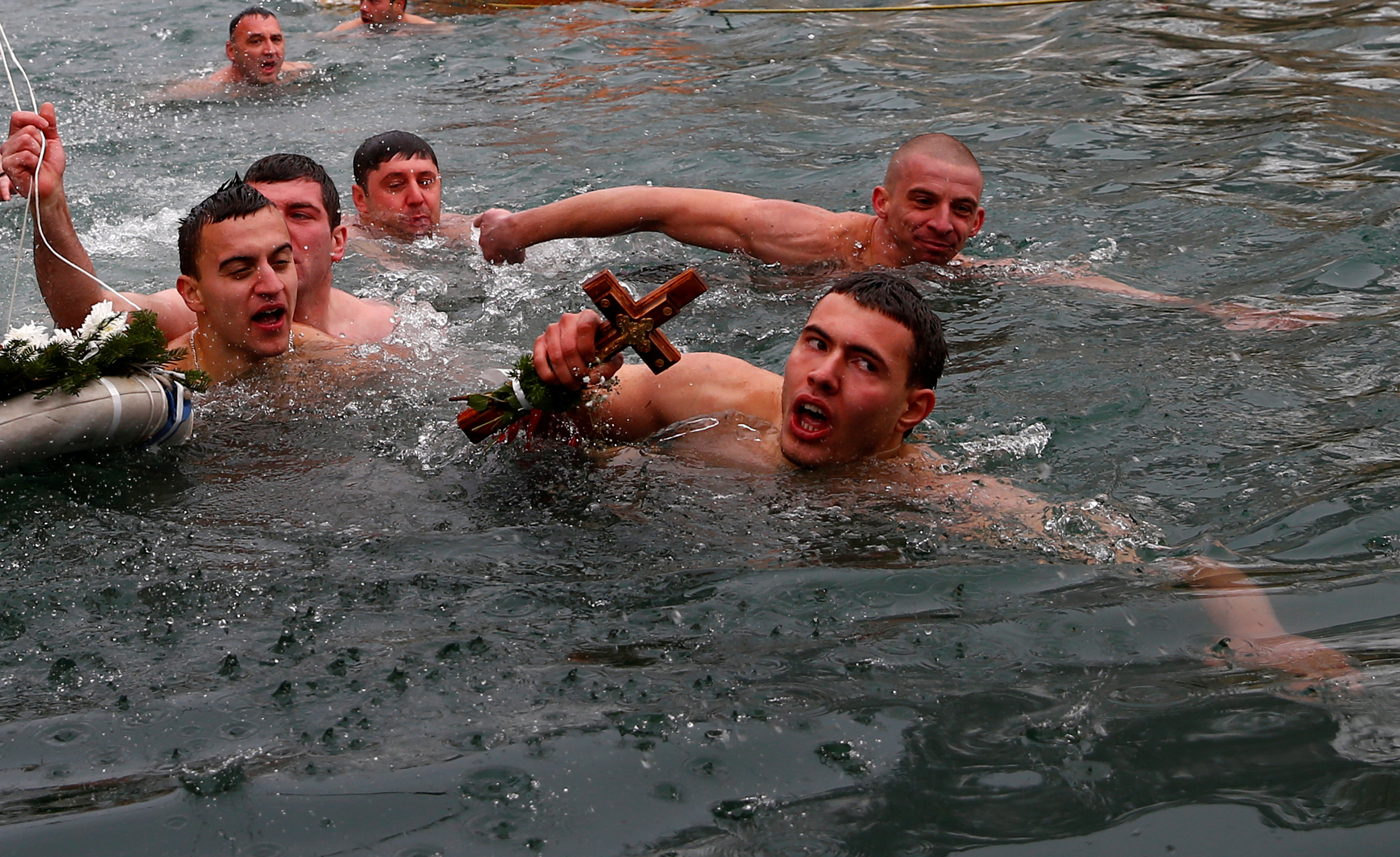 مواطنون فى البوسنة يسبحون بالصليب فى المياةه الباردة