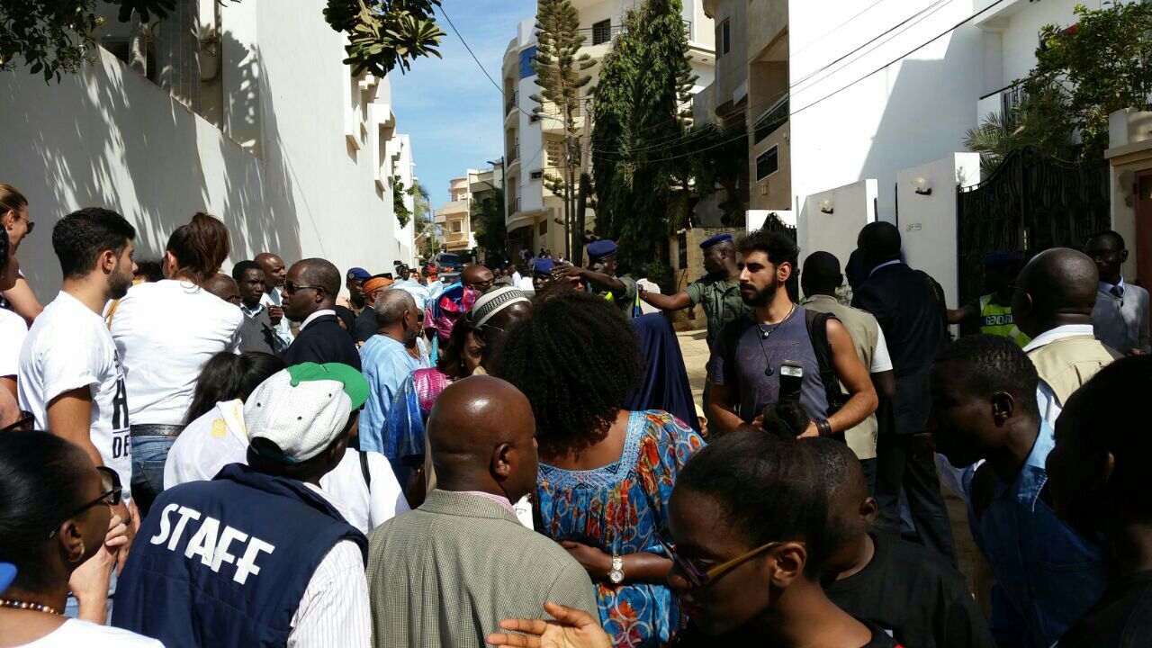 الحشود أمام السفارة الجامبية فى السنغال
