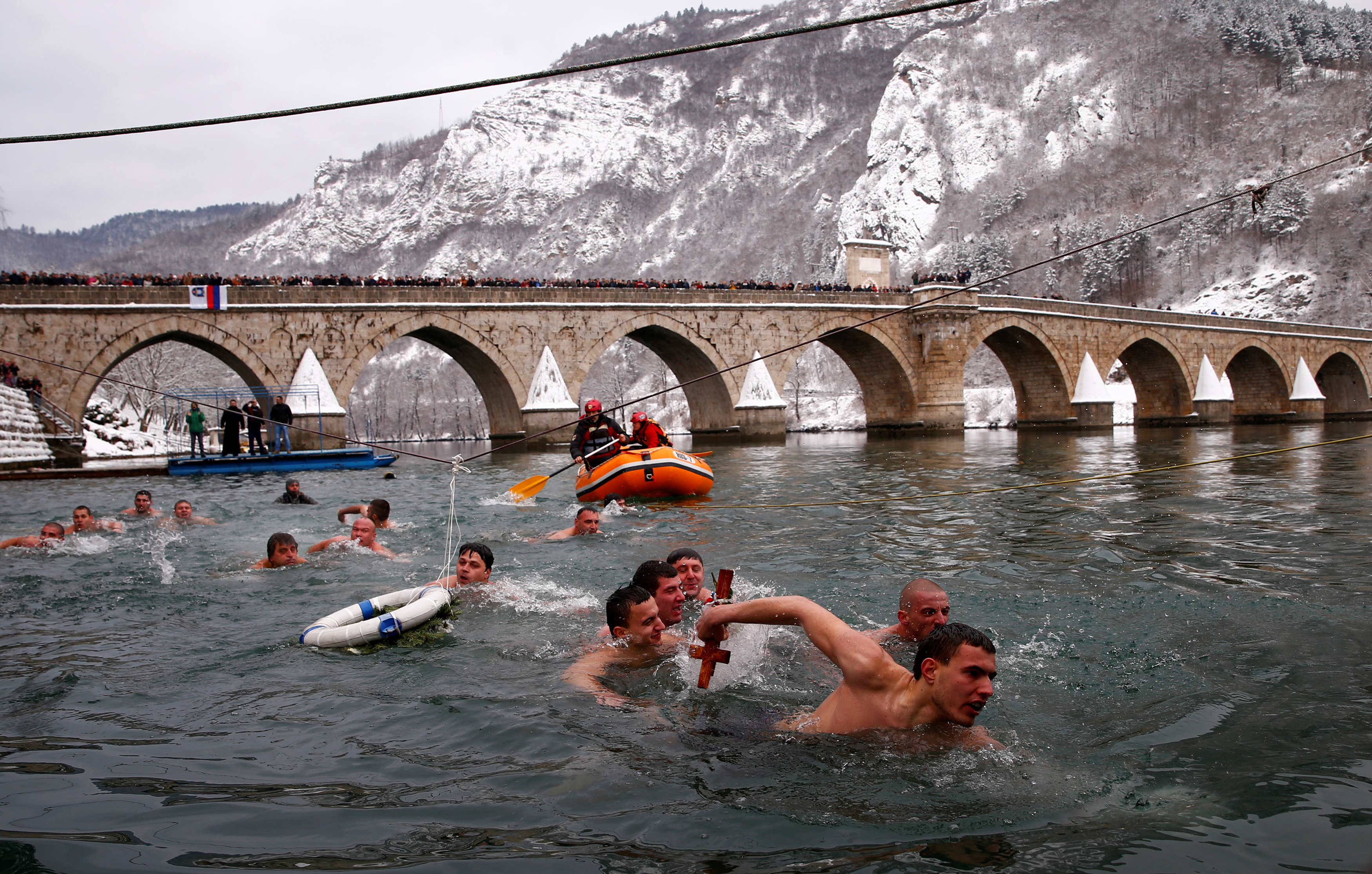 السباحة فى المياة المثلجة عنوان الاحتفال بعيد الغطاس فى البوسنة