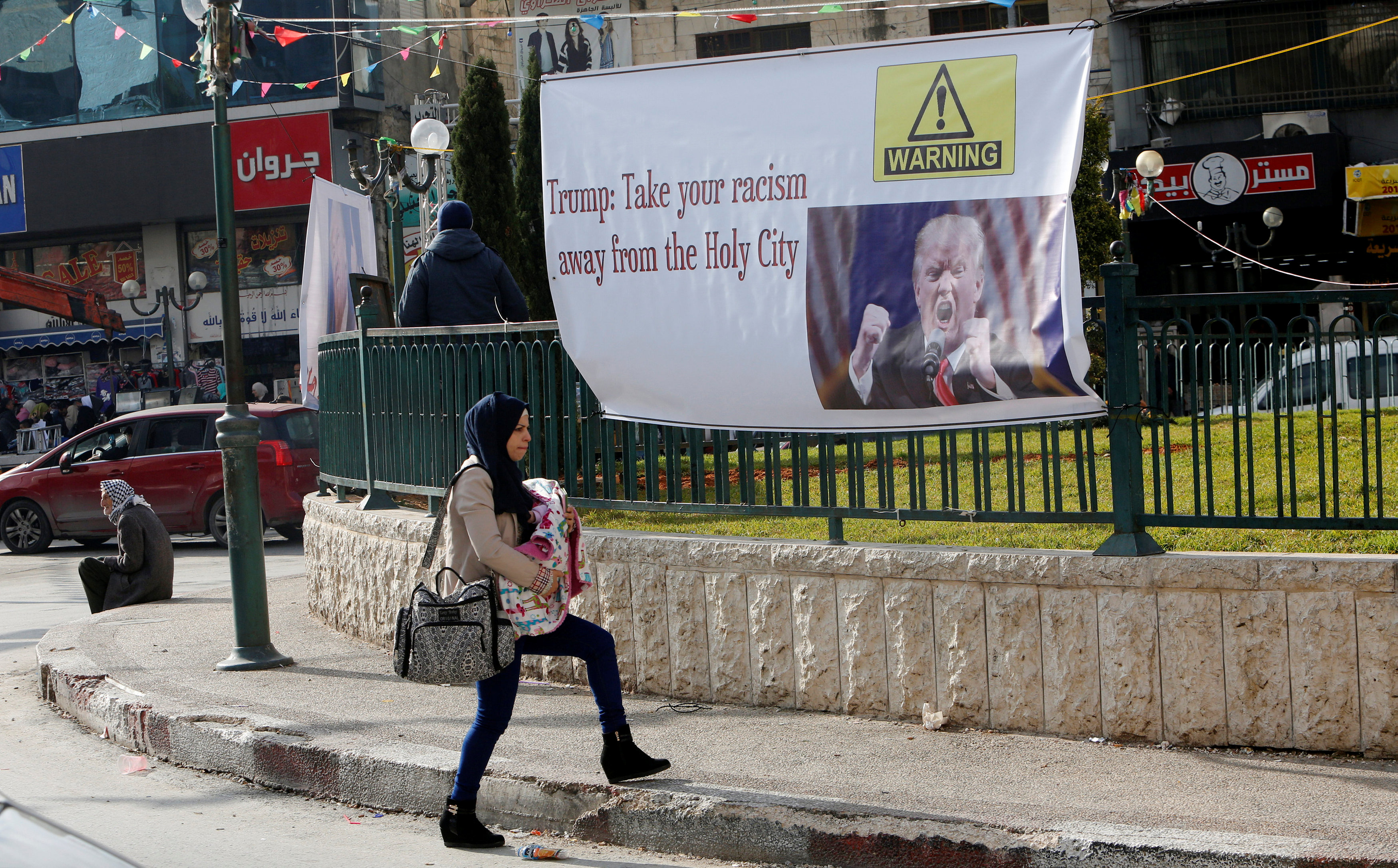 لافتة ضد عنصرية ترامب فى نابلس الفلسطينية