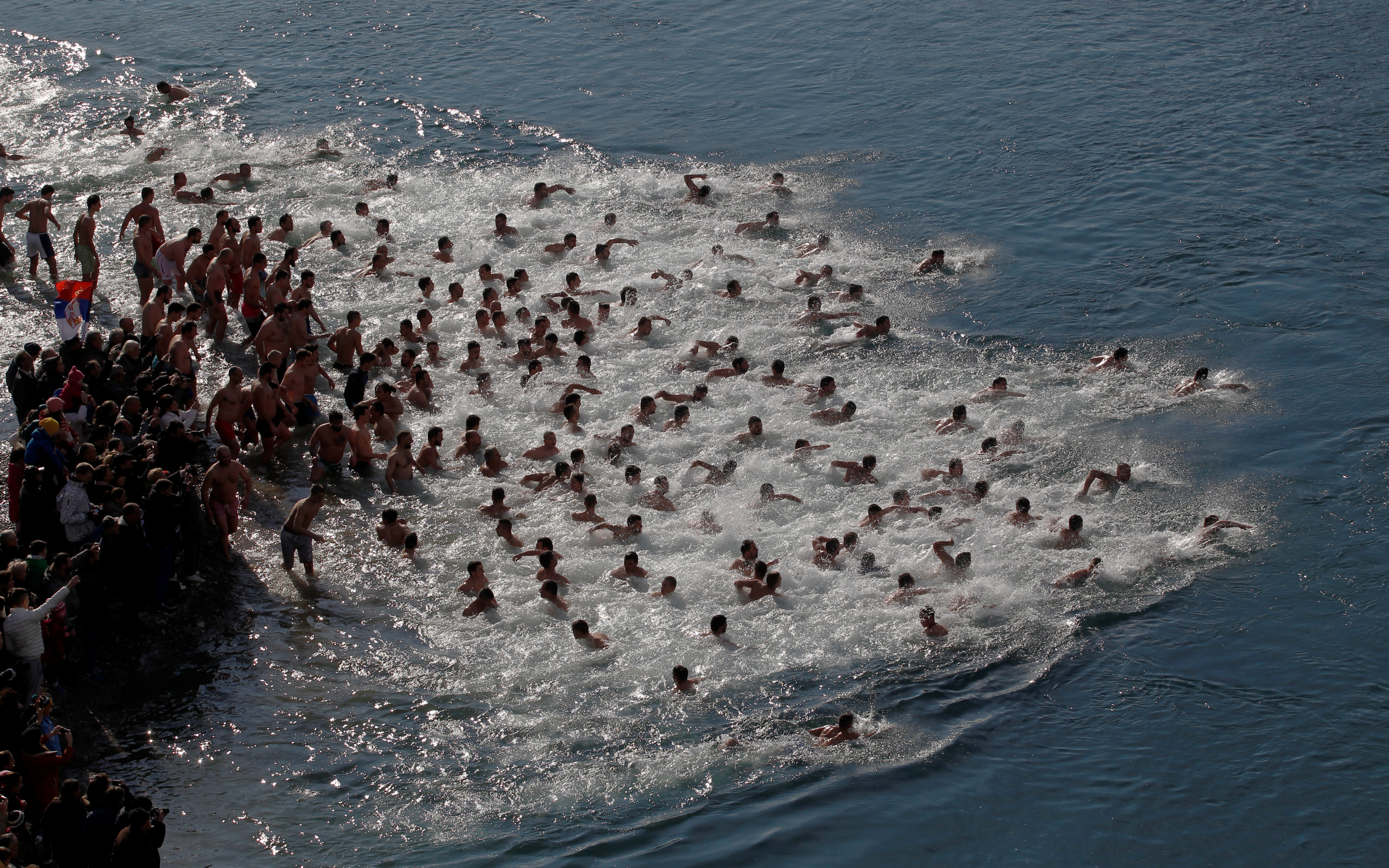 مواطنون يسبحون على سواحل الجبل الأسود احتفالا بعيد الغطاس