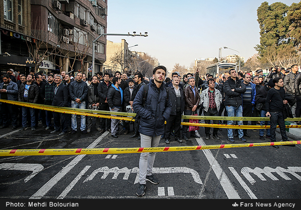 ايرانيون يشاهدون الحريق