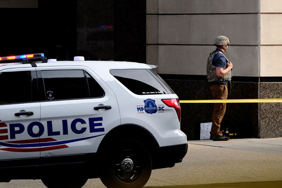الشرطة الامريكية تحيط بموقع وجود القنبلة فى واشنطن