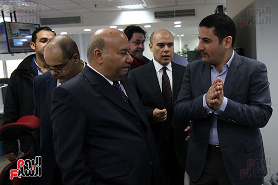        الزميل يوسف أيوب رئيس التحرير التنفيذى يشرح للسفير محمد صالح الذويخ دورة العمل فى صالة التحرير
