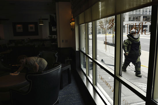 ضابط مفرقعات يتجه لموقع القنبلة فى واشنطن