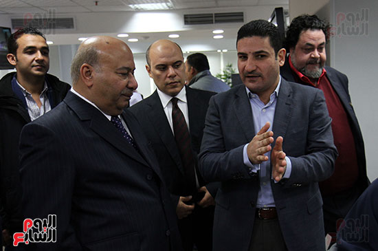        الزميل يوسف أيوب رئيس التحرير التنفيذى يشرح للسفير محمد صالح الذويخ دورة العمل فى صالة التحرير