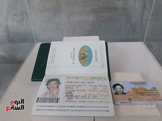 جواز سفر وبطاقة سيدة الشاشة العربية