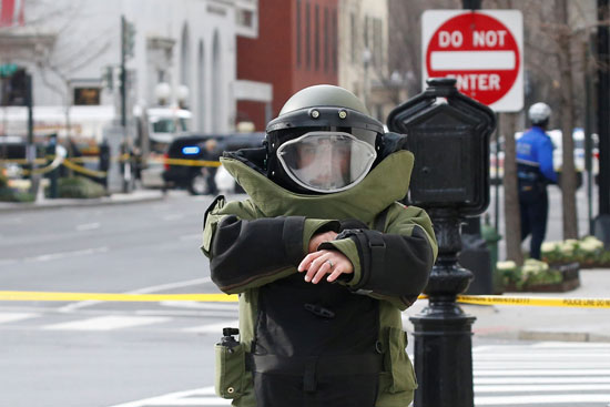 ضابط مفرقعات يرتدى بذلة خاصة للتعامل مع القنبلة فى واشنطن