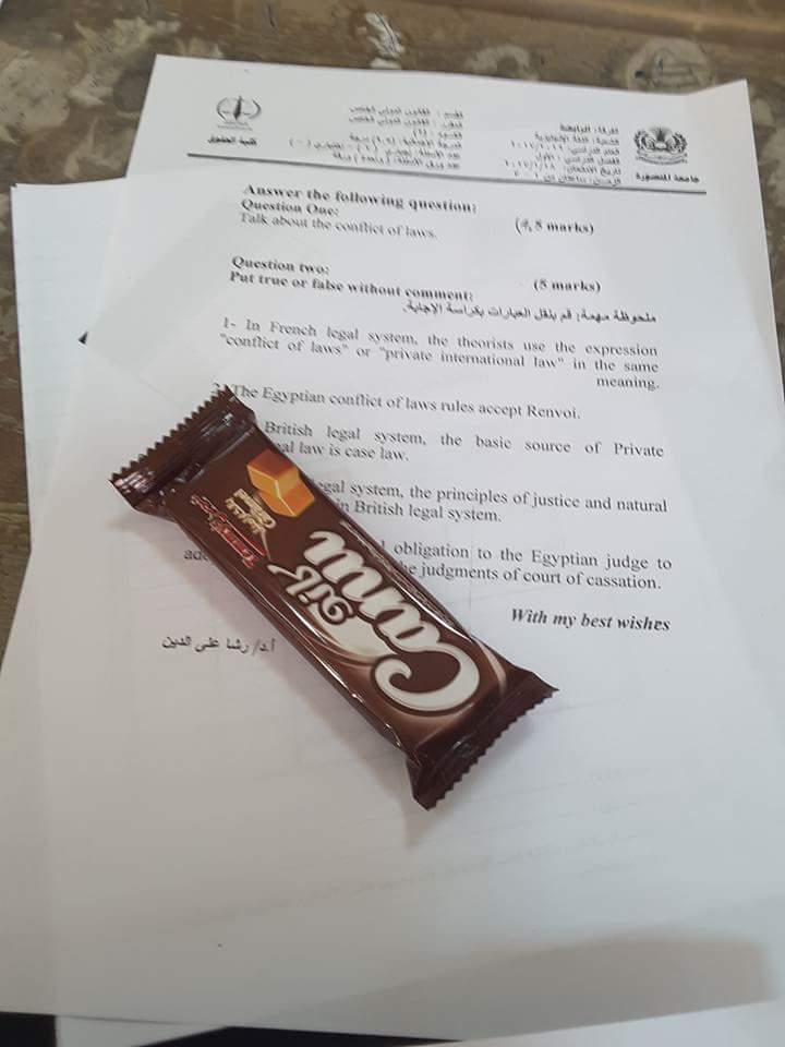 الدكتورة أهدت شوكولاته للطلبة فى الامتحان