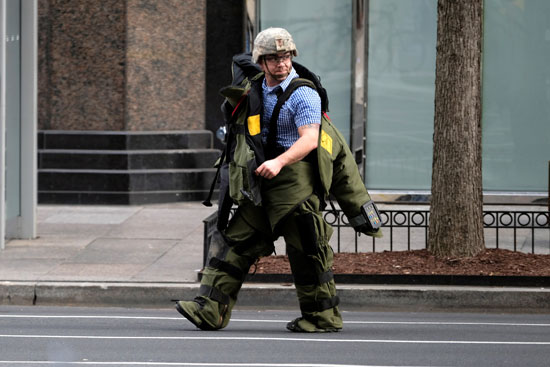 ضابط مفرقعات يرتدى بذلته الخاصة لتفكيك قنبلة فى واشنطن