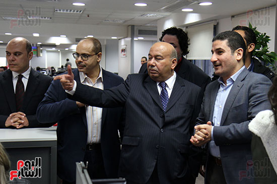        السفير محمد صالح الذويخ فى صالة التحرير