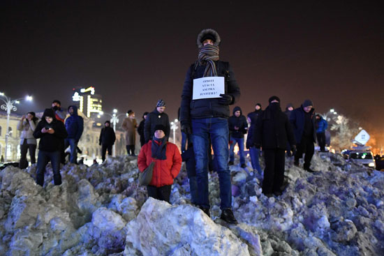 متظاهر يرفع لافتة ضد الفساد فى رومانيا