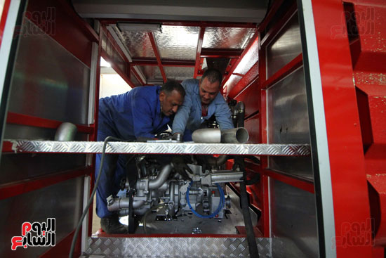 العمال يواصلون العمل على سيارات الاطفاء بمصنع قادر