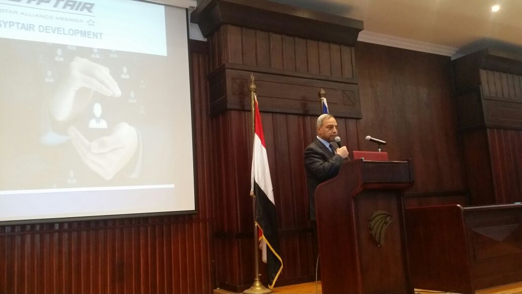 رئيس شركة مصر للطيران يلقي كلمة في المؤتمر الصحفي