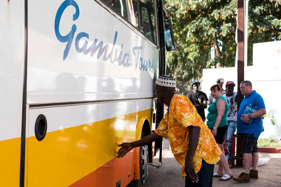 ركوب السياح الحافلات لنقلهم إلى المطار لمغادرة جامبيا تخوفا من الأزمة السياسية
