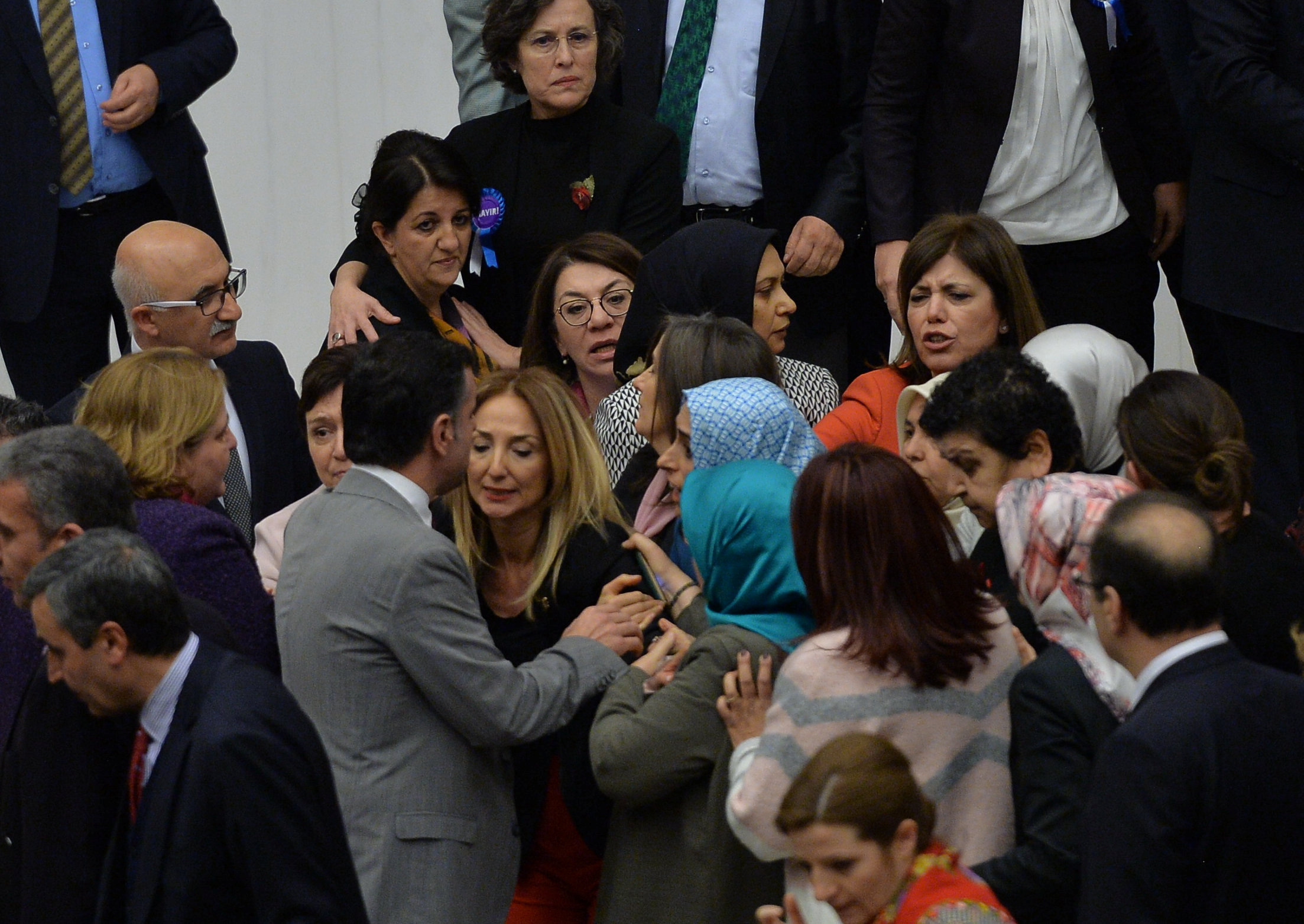 محاولة لتهدئة المشاجرة بين نائبات البرلمان التركى