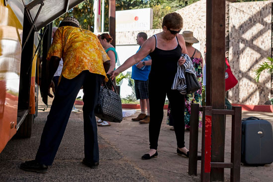 عشرات السياح يحزمون حقائبهم قبل مغادرة جامبيا