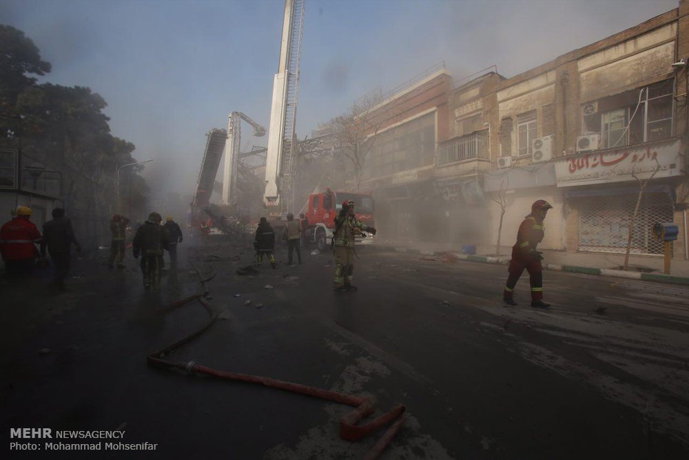 لحظة انهيار برج على رجال الاطفاء بايران