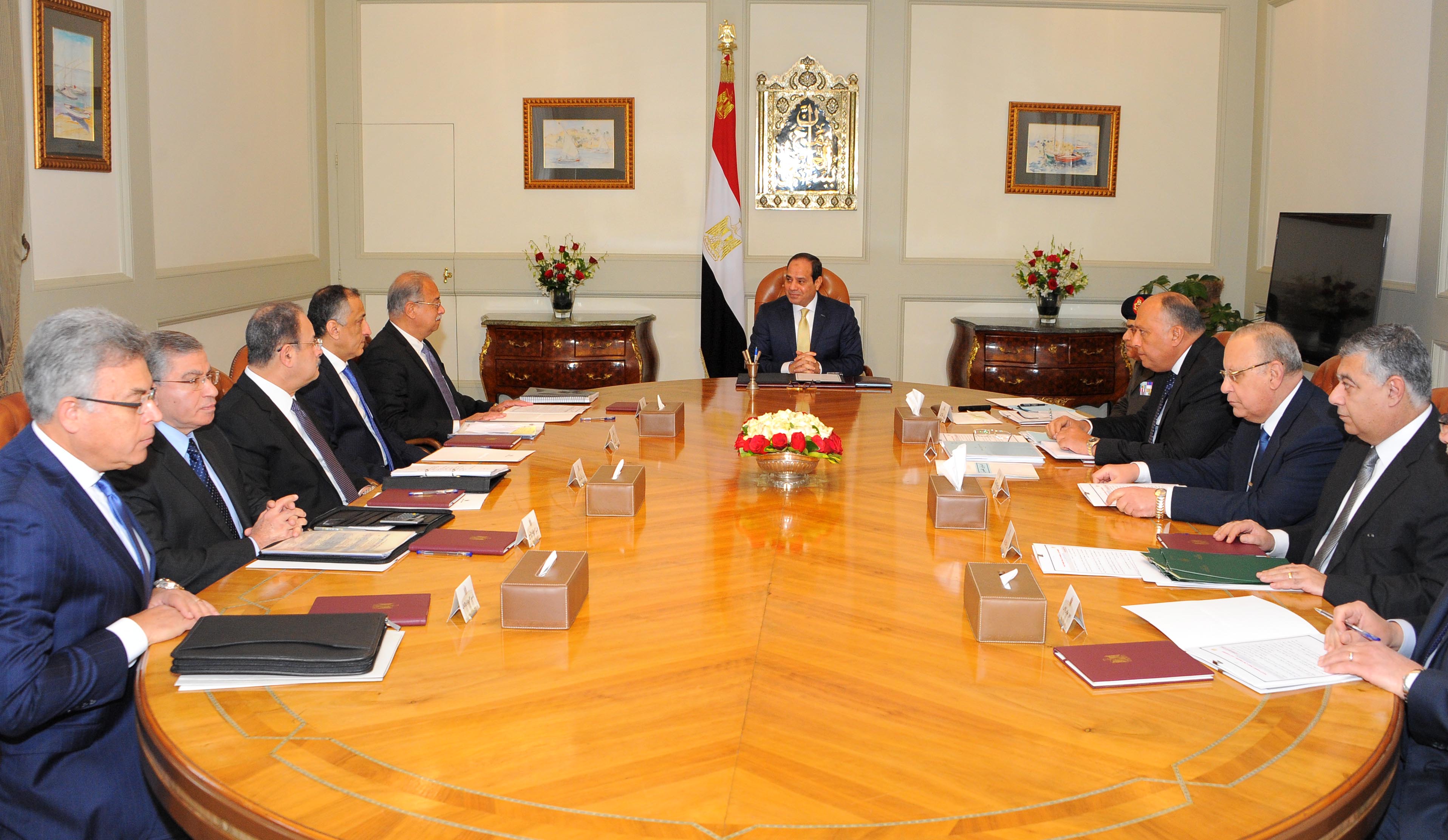 السيسي يجتمع برئيس الوزراء ومحافظ البنك المركزى وعدد من المسئولين