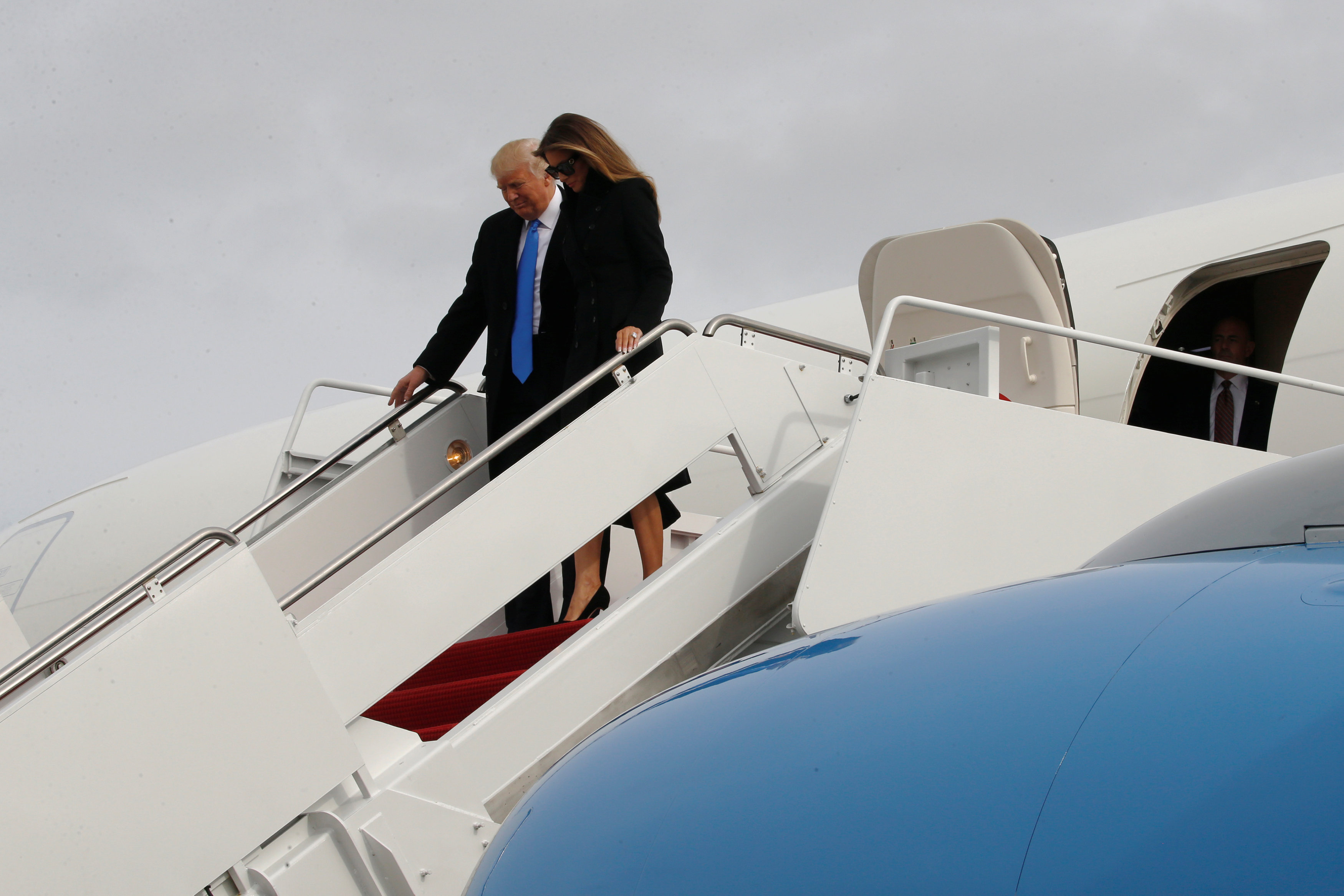 دونالد ترامب وزوجته يهبطان من الطائرة الرئاسية فور وصولهما إلى واشنطن