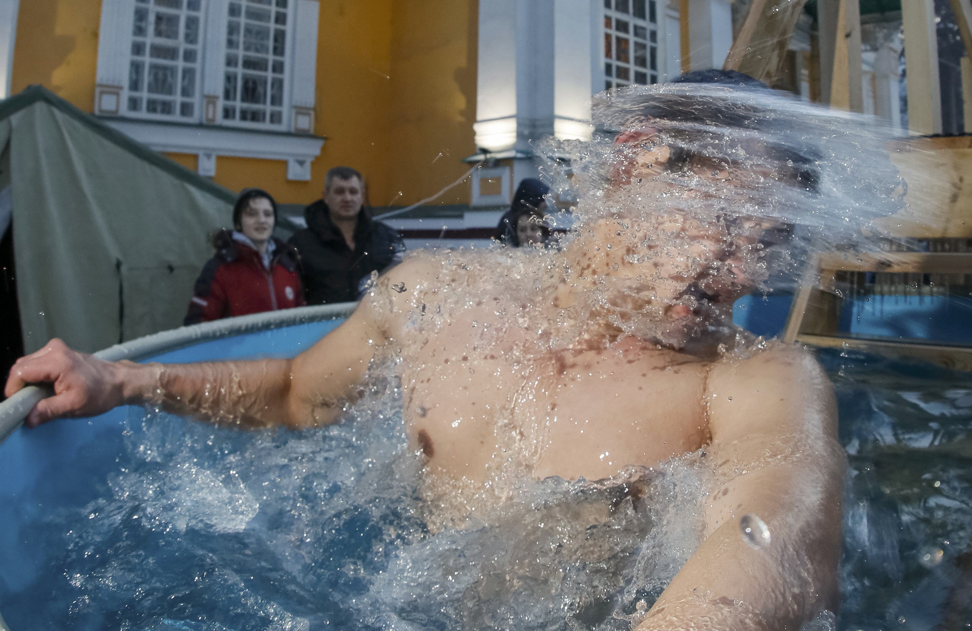 مواطن يسبح فى الجليد احتفالا بعيج الغطاس فى كازاخستان