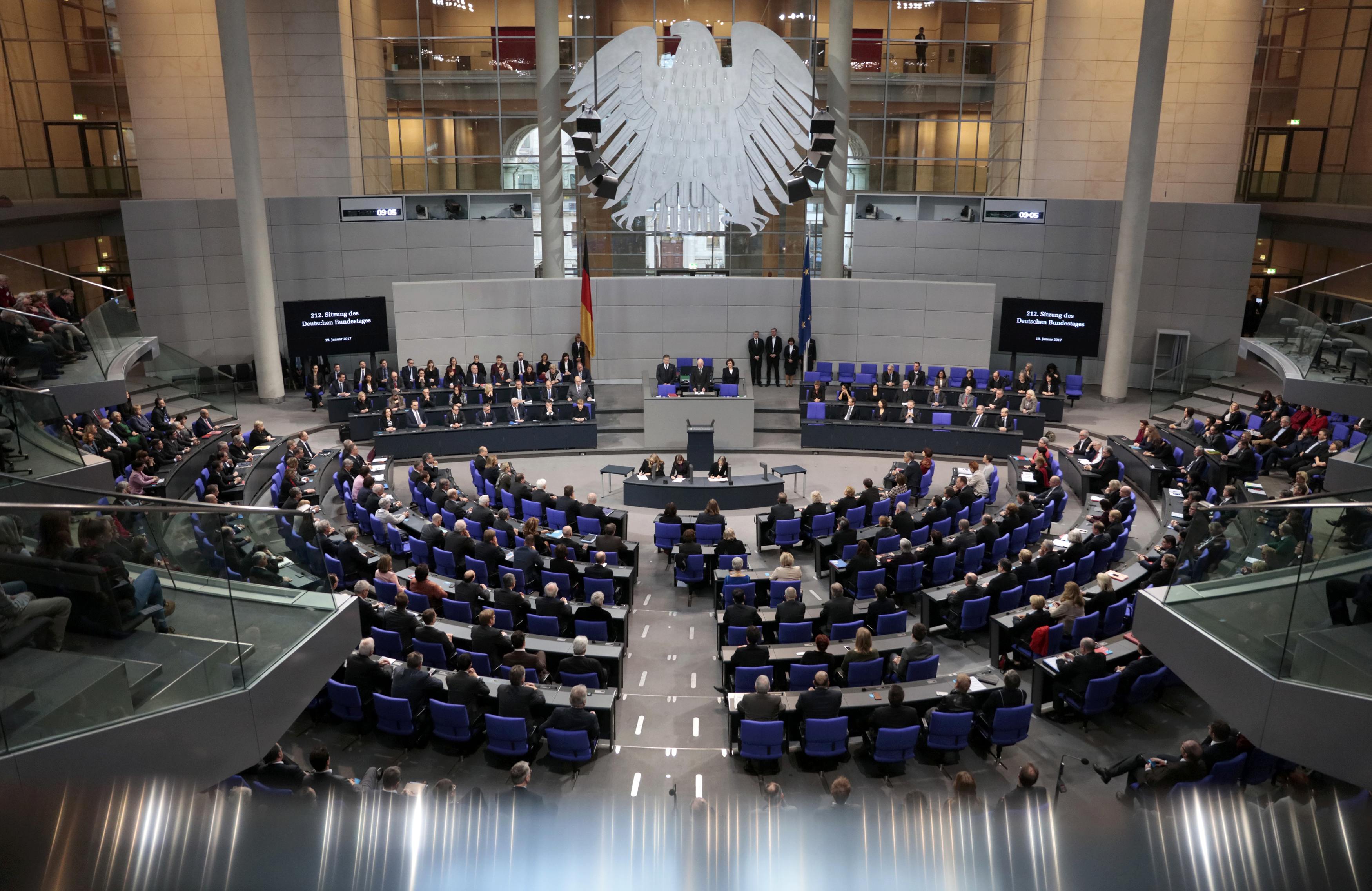 البرلمان الألمانى يحيى ذكرى ضحايا حادث الدهس ببرلين بجلسة صامته