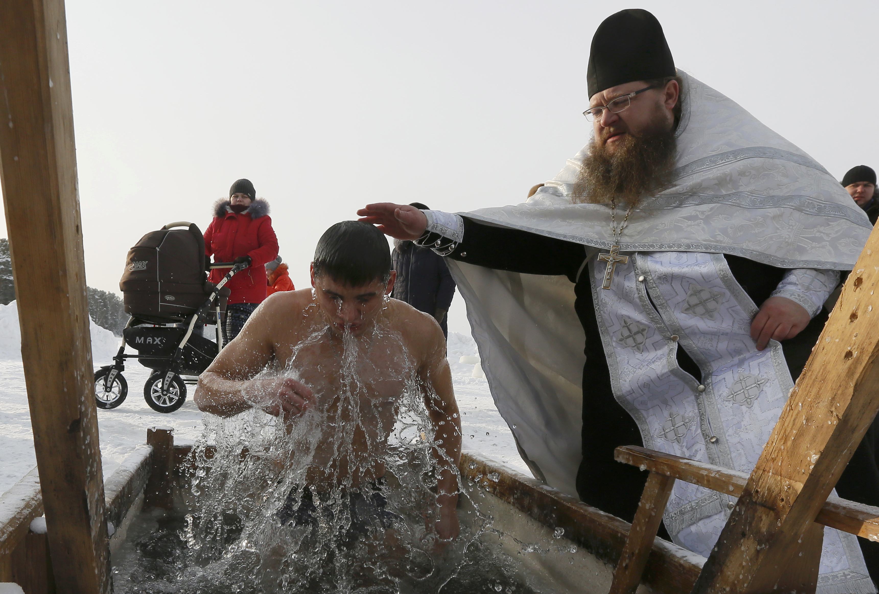 مواطنون يغتسلون بالمياة الباردة احتفالا بعيد الغطاس