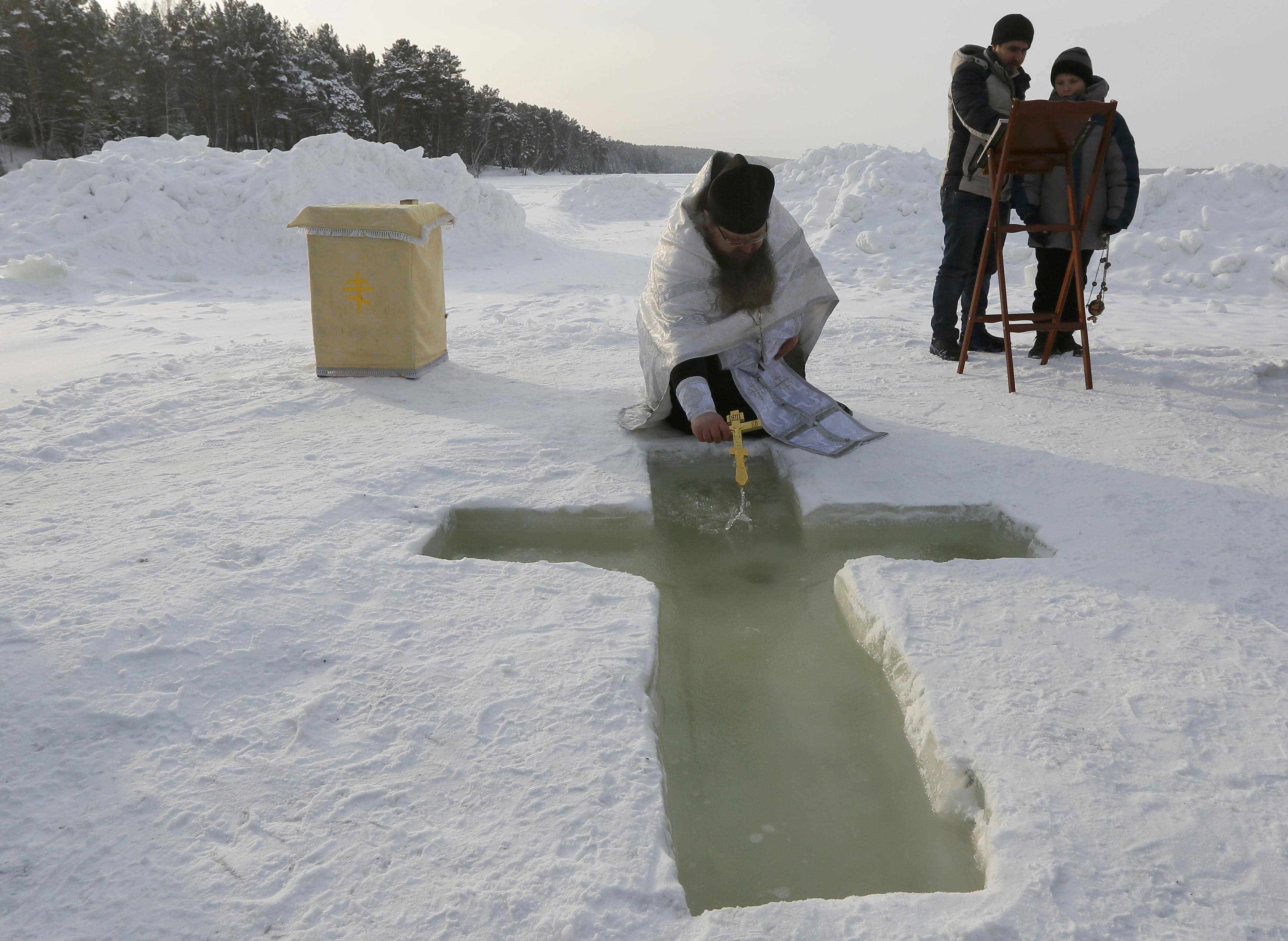 حفر الصليب فى الجليد فى روسيا