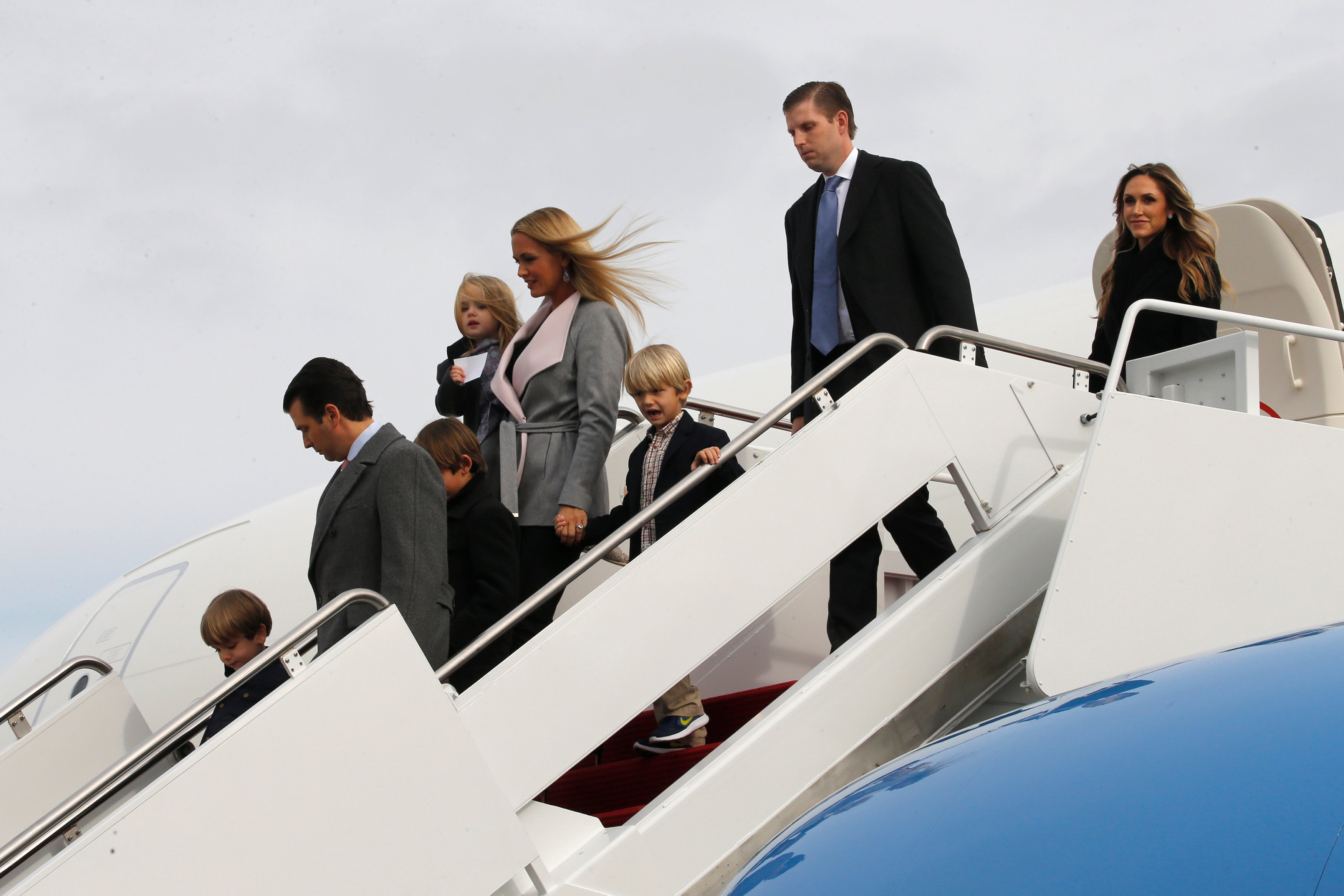 عائلة ترامب تهبط من الطائرة الرئاسية فور وصولهم إلى واشنطن