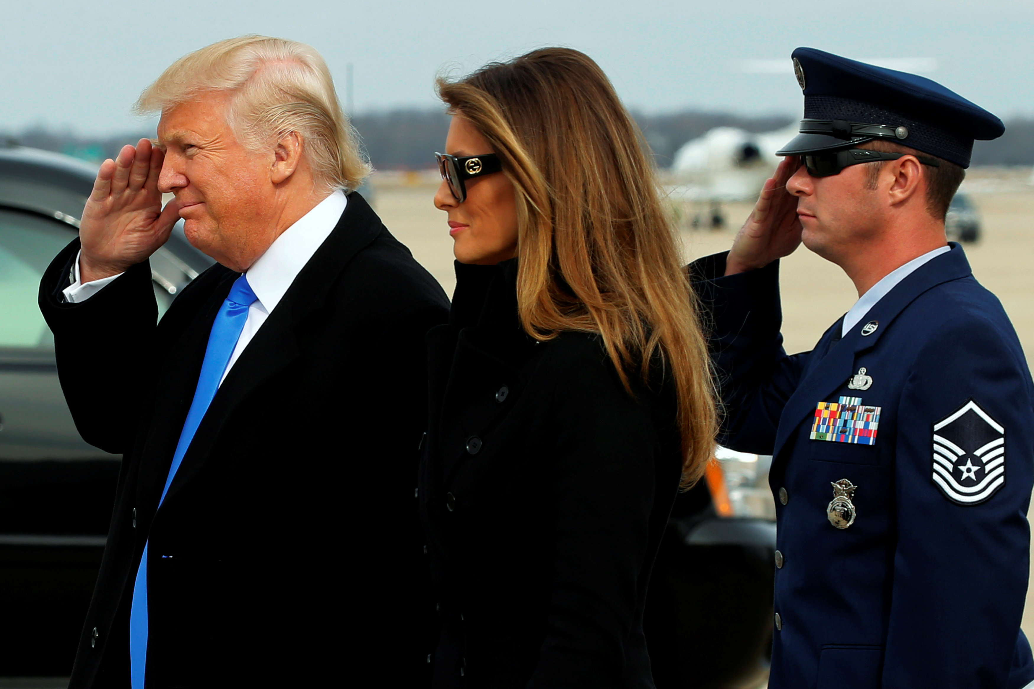 ترامب وزوجته يصلان على متن طائرة للقوات الجوية لولاية ماريلاند قبل حفل التنصيب