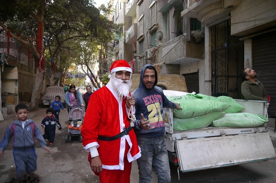 بابا نويل مع عمال المنطقة