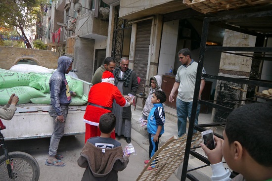 بابا نويل يقدم هدية لأطفال فيصل
