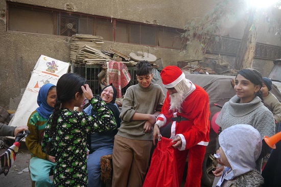 بابا نويل ينشر البهجة على وجوه اهالى المنطقة