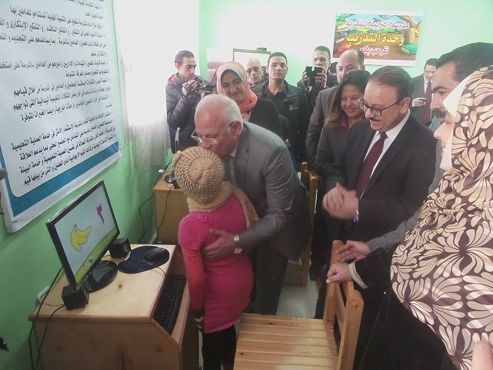 جولة وزير الاتصالات ومحافظ بورسعيد بالمدرسة الفكرية5