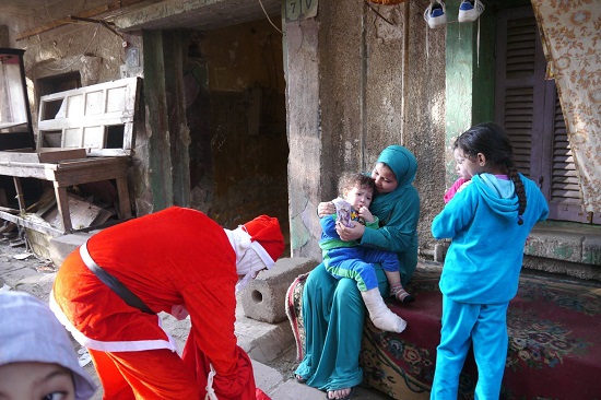 بابا نويل يقدم هدية لطفلة بمنطقة فيصل