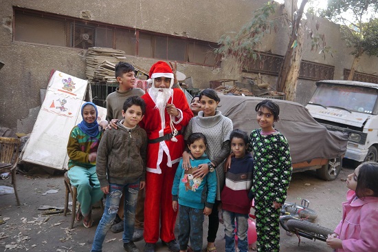 بابا نويل مع أطفال المنطقة