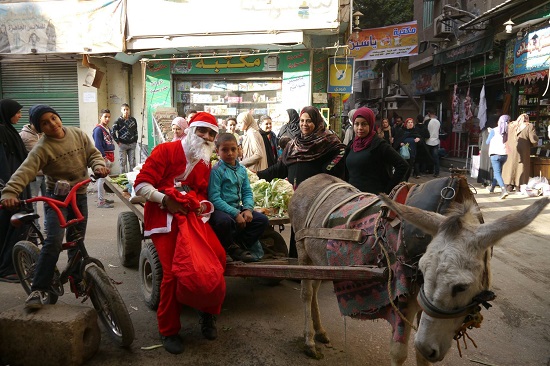 بابا نويل على عربية كروه يلتقط صور