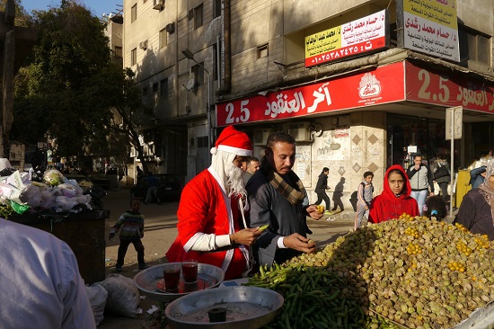 بابا نويل مع بائع الحرنكش