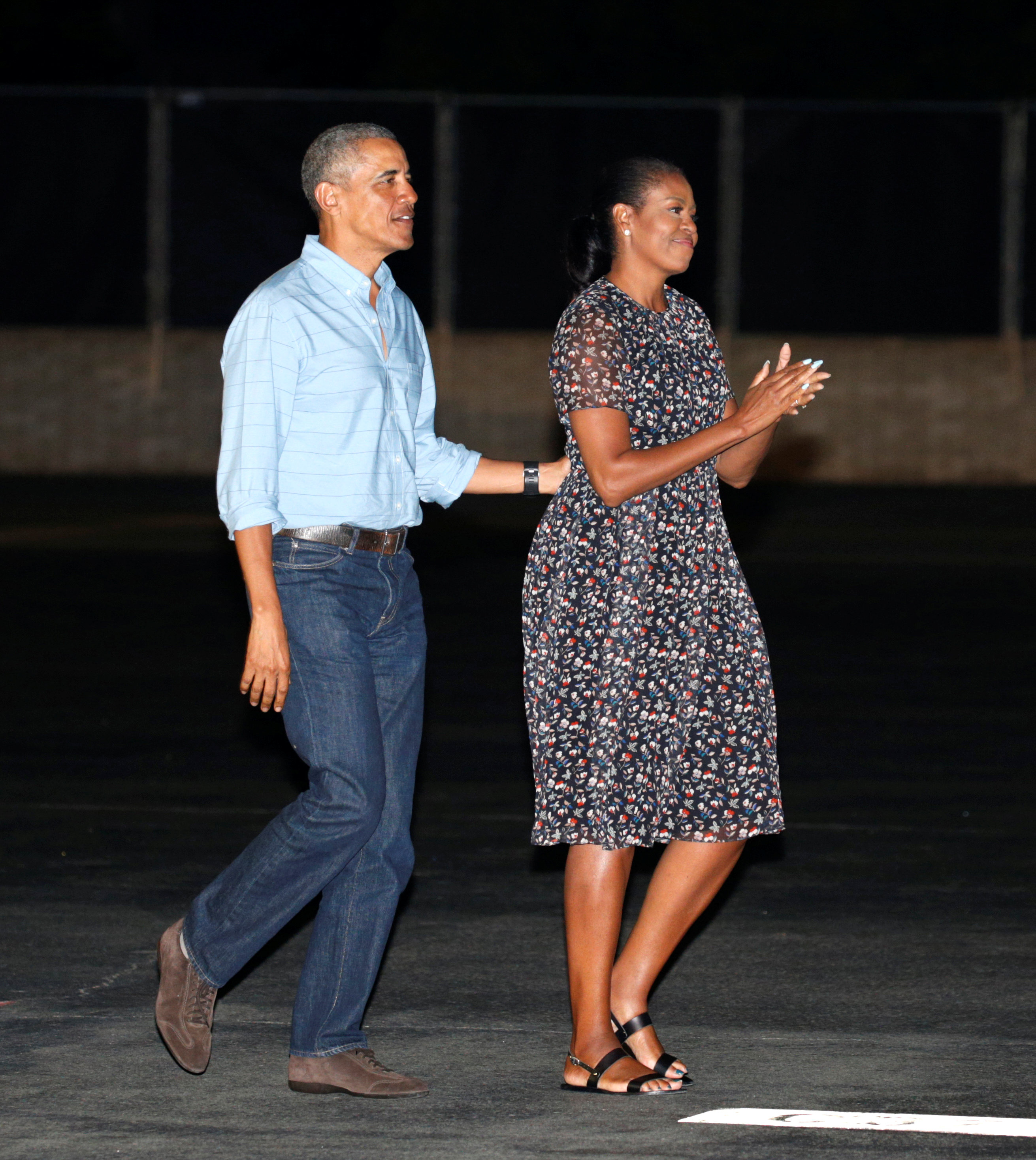 أوباما وزوجته أثناء عودتهم من عطلة رأس السنة