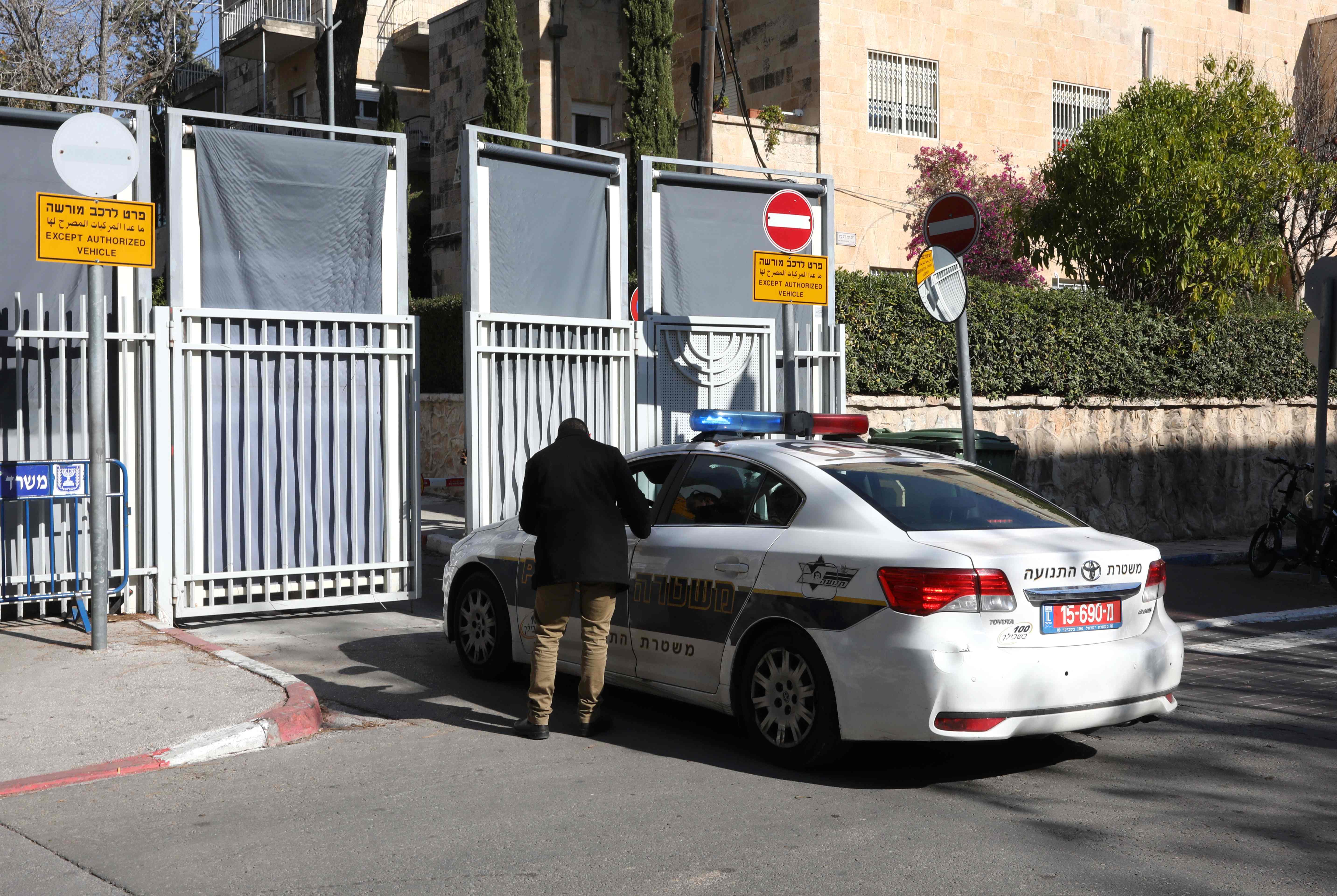 سيارة الشرطة امام منزل نتانياهو